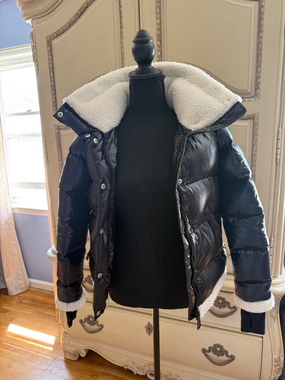 Women's Black Sherpa-Lined Puffer Jacket with Cozy Trim